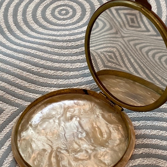 40’s Paris powder case - Picture 2 of 5